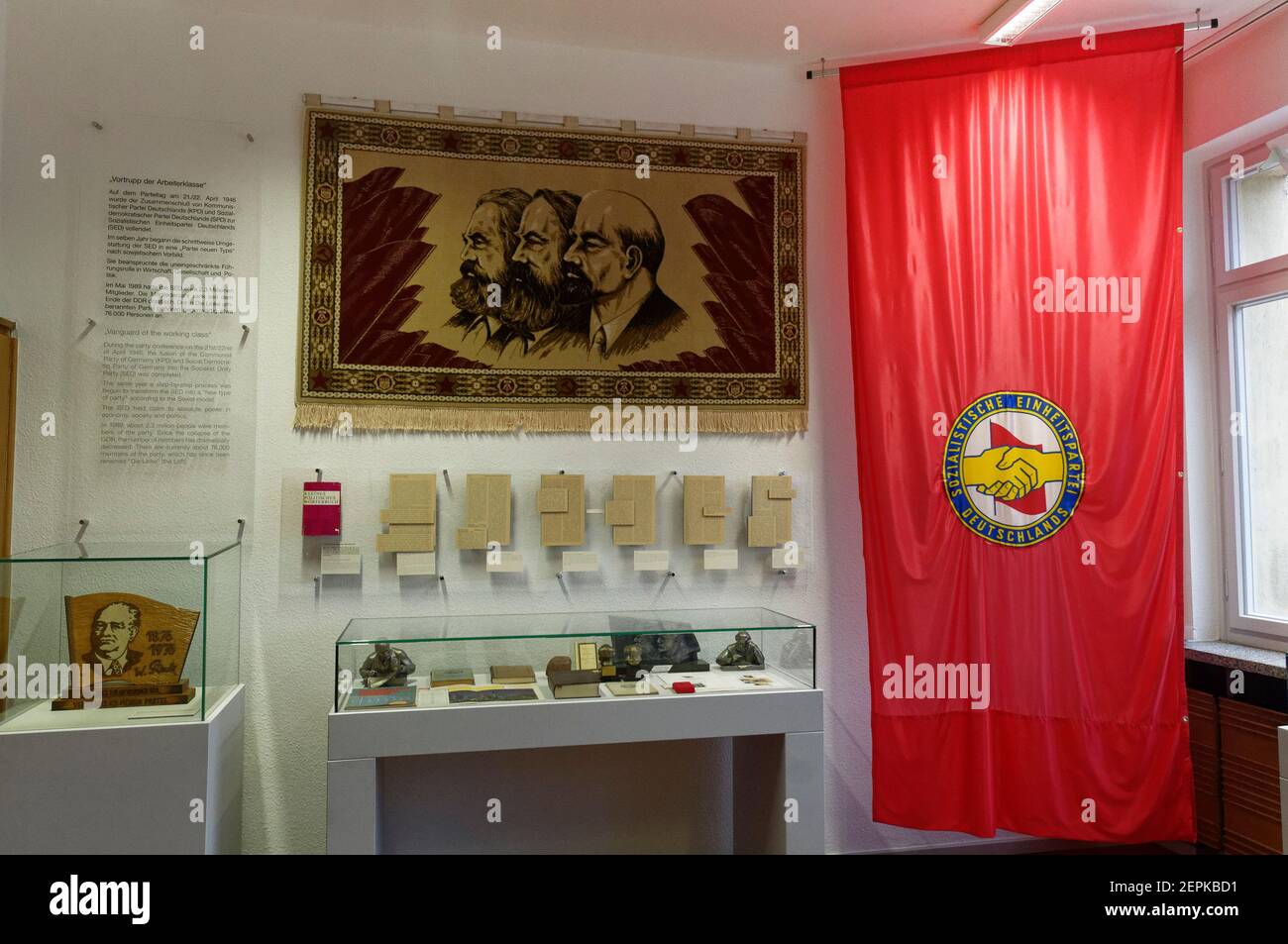 Die Fahne der Sozialistischen Partei im Stasi-Museum, Berlin, Deutschland Stockfoto