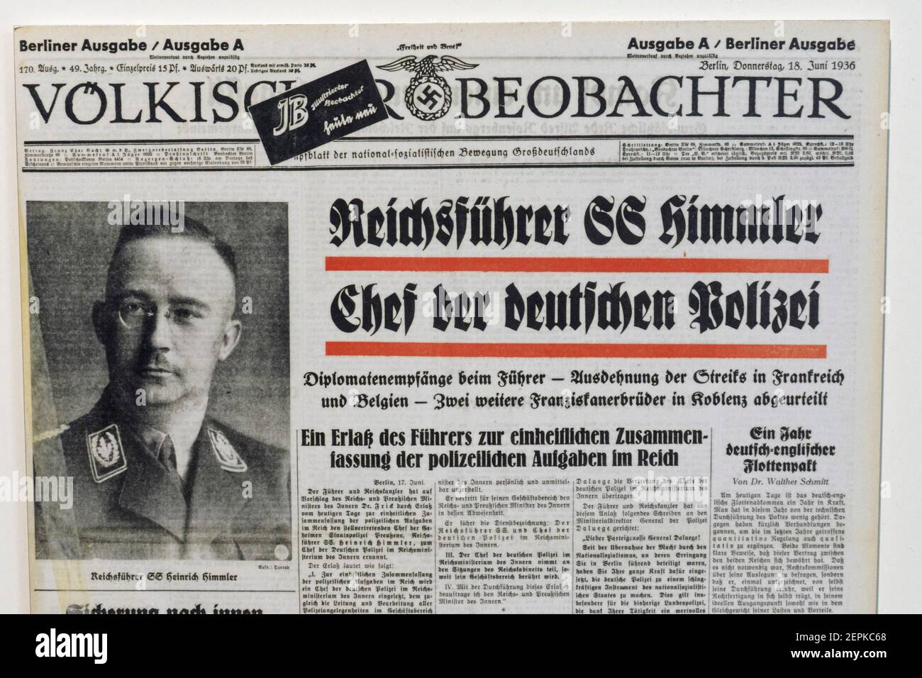 Der Volksische Beobachter offizielle nazi-Zeitung mit der Überschrift "Reichsführer SS Himmler ist Leiter der deutschen Polizei Stockfoto