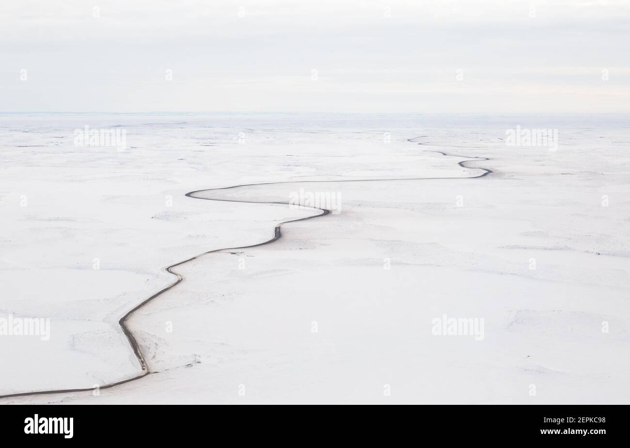 Luftaufnahme des 139km Allwetter-Kieses Inuvik-Tuktoyaktuk Highway (gebaut über Permafrost), Northwest Territories, Kanadas Arktis. Ausg Stockfoto