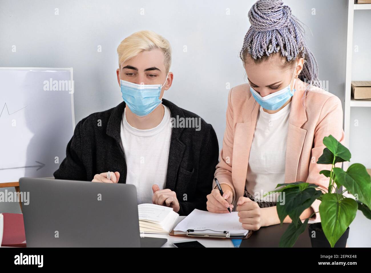 Unternehmen, Online-Konferenz. Junge moderne Menschen kommunizieren mit einem Laptop und erklären die Strategie zur Geschäftsentwicklung. Erfolgreicher Profi Stockfoto