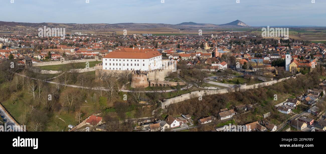 Luftaufnahme von Schloss Siklos mit dem Tenkes Berg Stockfotografie Alamy