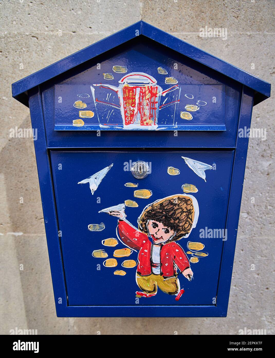 Baku, Aserbaidschan - 11. Februar 2020: Künstlerische und bunte lokale Mailbox mit traditionellen aserbaidschanischen Themen auf der Vorderseite in der Innenstadt von Baku gemalt Stockfoto