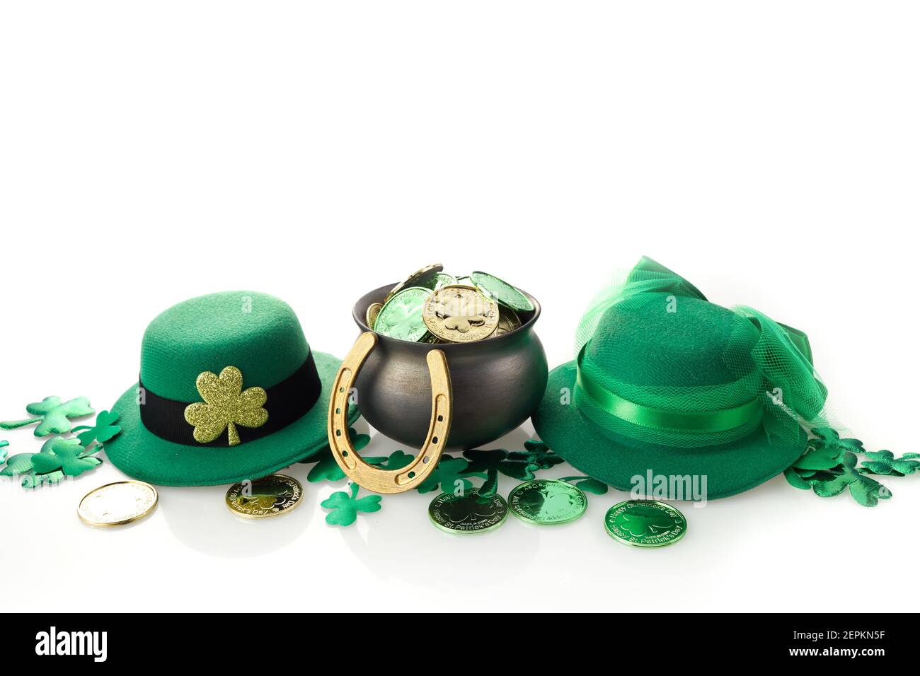 Alles gute zum St. Patrick's Tag. Glänzende Kleeblätter, Goldmünzen und Kobold Hut auf weißem Backgorund. Stockfoto