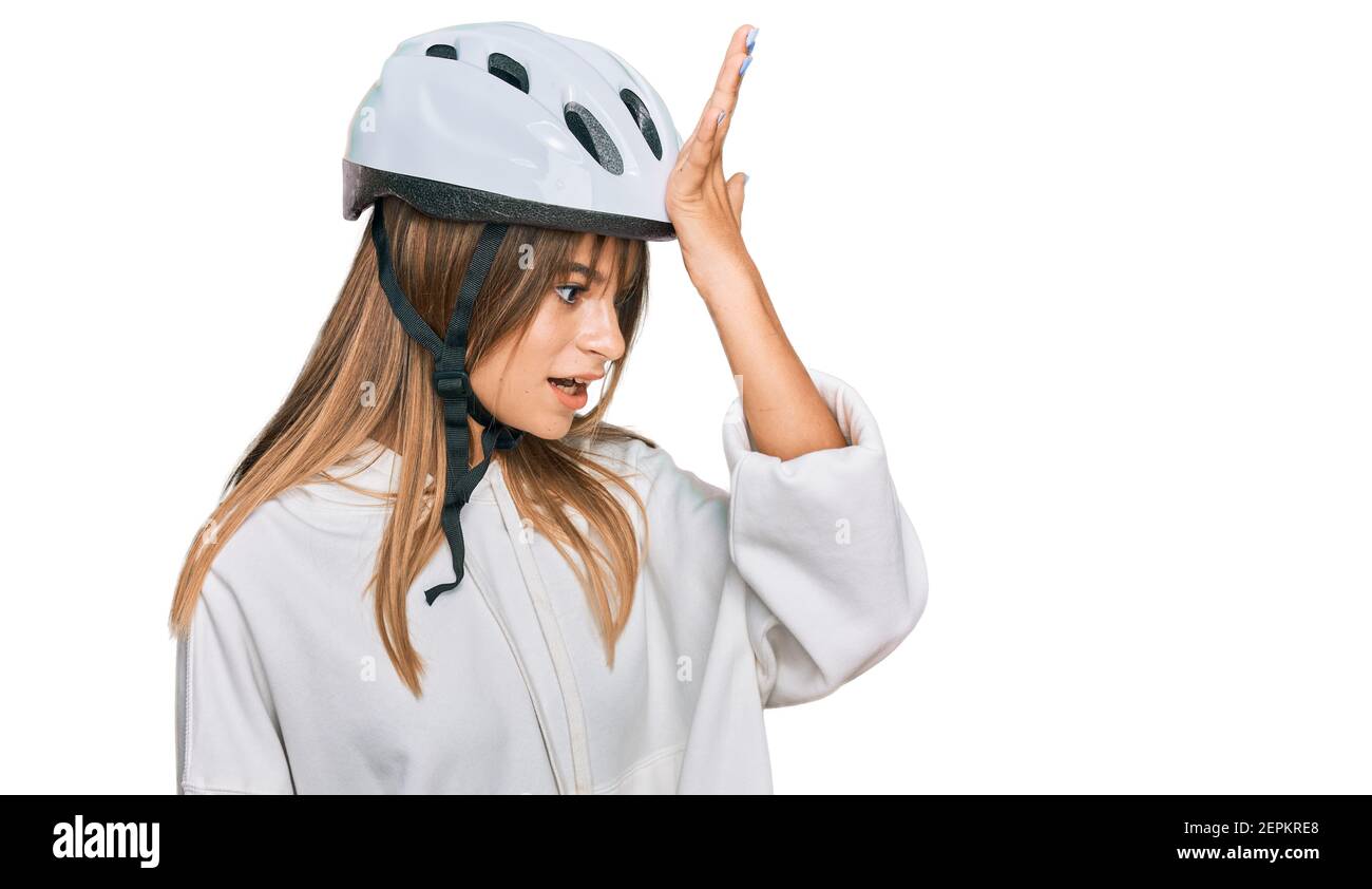 Teenager kaukasischen Mdchen tragen Fahrradhelm berrascht mit Hand auf  dem Kopf fr Fehler, erinnern Fehler. vergessen, schlechtes  Gedchtnis-Konzept Stockfotografie - Alamy