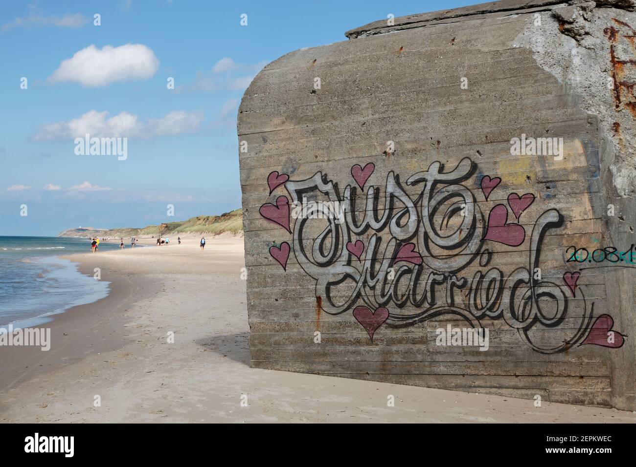 "Gerade verheiratet" Graffito auf Zweiten Weltkrieg Bunker am Strand in Løkken; Dänemark Stockfoto