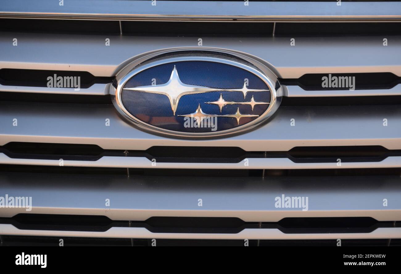 Das Logo des Automobilkonzerns Subaru auf dem Frontgrill eines in New Mexico geparkten Subaru Outback. Stockfoto