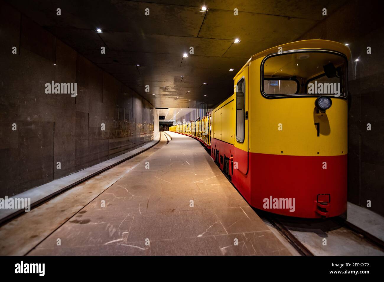 Unterirdischer Touristenzug im Bahnhof, Höhle Postojna, Slowenien Stockfoto