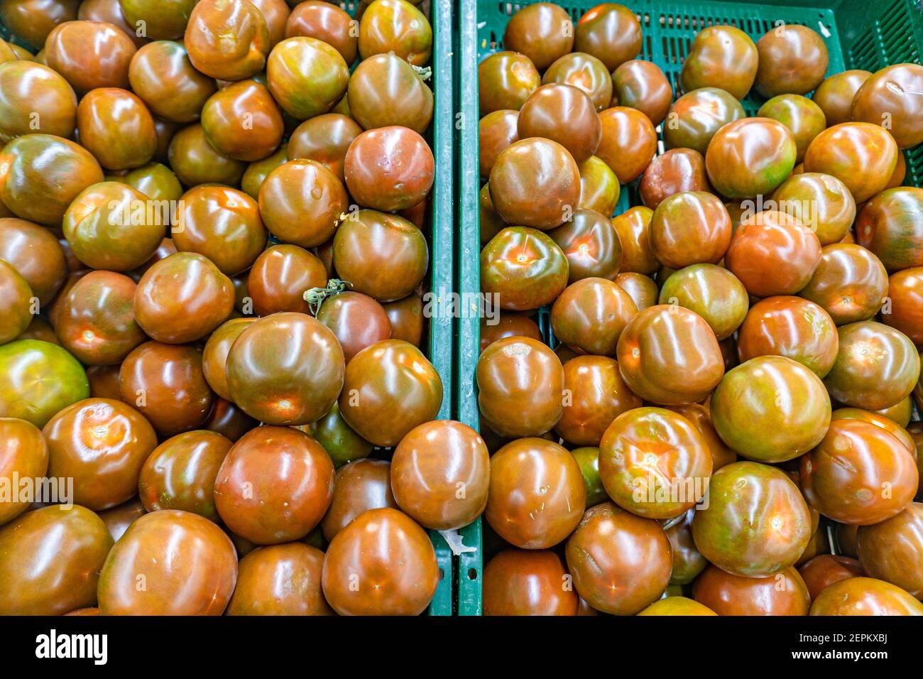 Schwarze Tomaten auf dem Markt, frische Tomaten Stockfoto