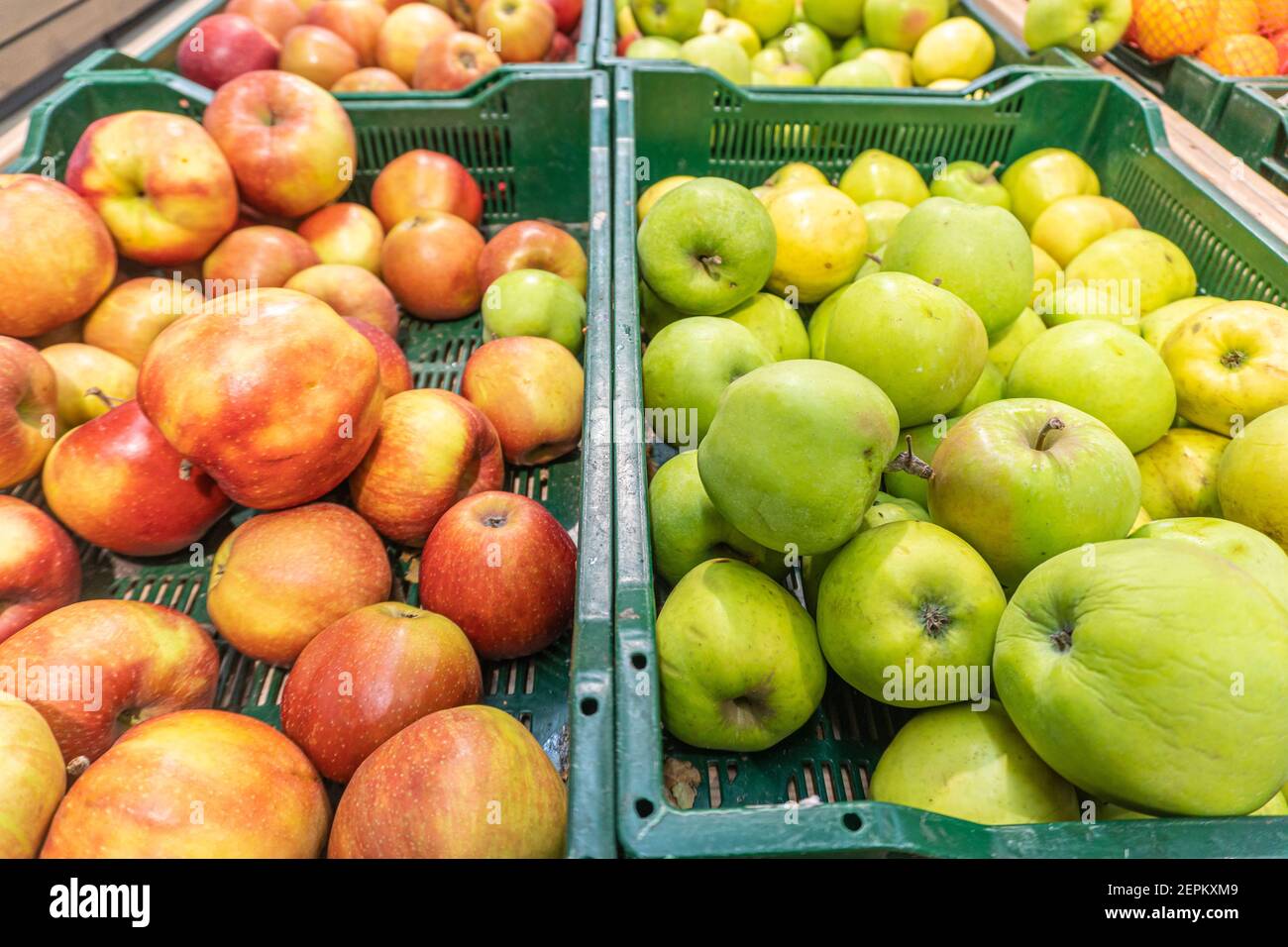 Frische rote und grüne Äpfel in einem Markt mit nah Nach oben Bokeh Hintergrund Stockfoto