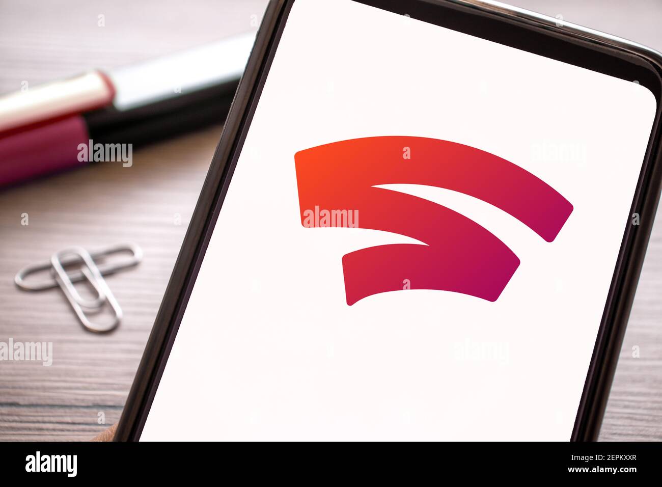 Rotes Stadia-Logo auf Handy-Display-Gaming. Spiel-Plattform auf Smartphone-Bildschirm halten Hand. Italien, Verona, 17-02-21 Stockfoto