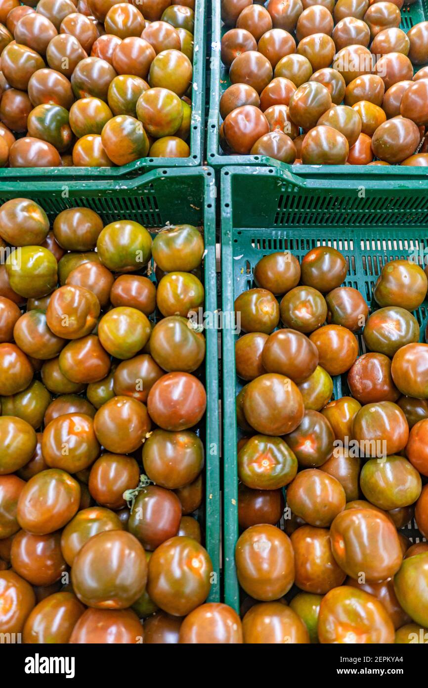 Schwarze Tomaten im Lebensmittelgeschäft, Ferkel willeys französische schwarze Tomaten Stockfoto