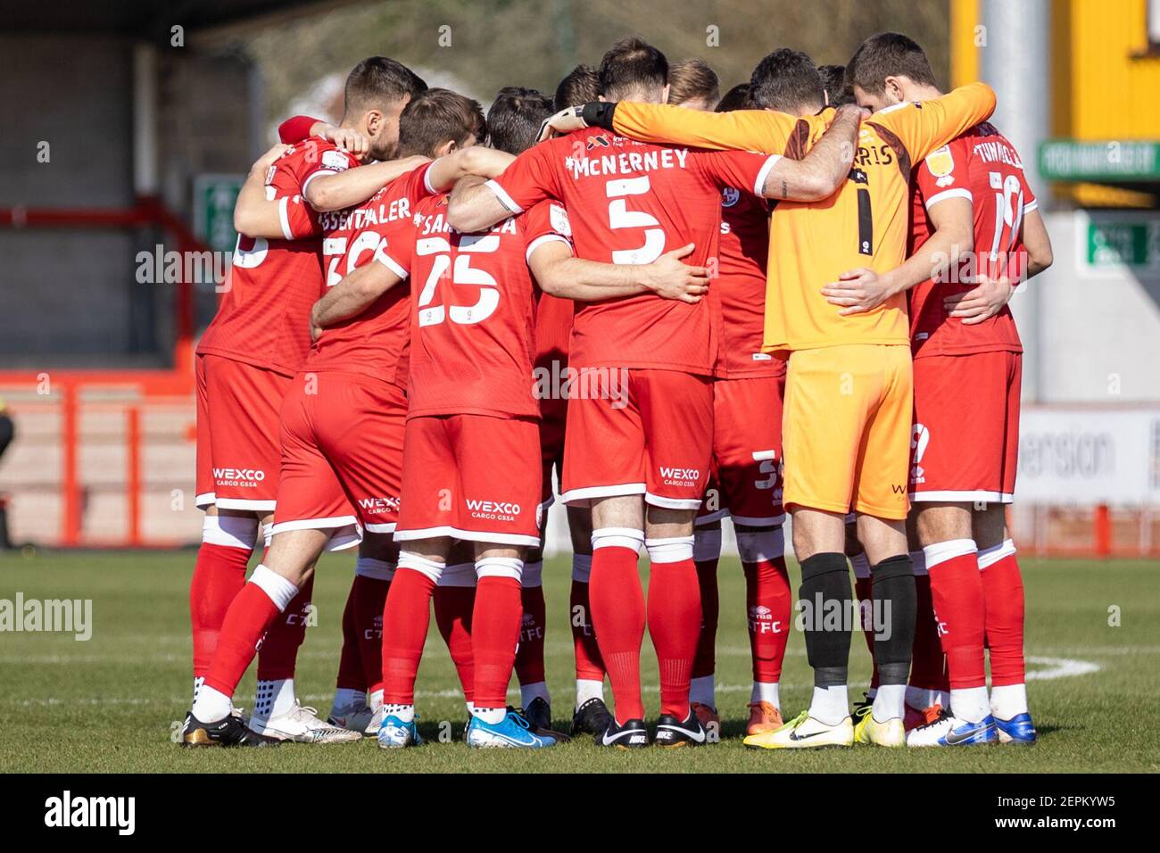 Crawley, Großbritannien. Februar 2021, 27th. Crawley Town FC Spieler in einem Huddle vor dem Kick-off in Crawley, Großbritannien am 2/27/2021. (Foto von Jane Stokes/News Images/Sipa USA) Quelle: SIPA USA/Alamy Live News Stockfoto