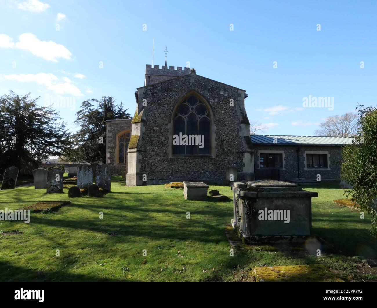 1086 gab es hier eine Kirche, als die Domesday-Umfrage durchgeführt wurde, aber nichts ist darüber bekannt. In 1141 Alice, Witwe von Aubrey de Vere, wurde bei einem Aufstand in London getötet, Zuflucht in der Augustiner-Priorat von St. Osyth in der Nähe von Clacton, wo ihr Sohn William war ein Kanon. In Dankbarkeit an den Prior für die Bereitstellung von ihr mit Heiligtum gab sie es Land in Denham, die sie geerbt hatte als Teil ihrer Ehe Mitgift. Von dieser Zeit an bis zur Auflösung des Priorats durch Heinrich VIII. Im Jahre 1539 gehörte die Denham-Kirche zum hl. Osyth und wurde von dort aus von einem Kaplan gedient. Stockfoto