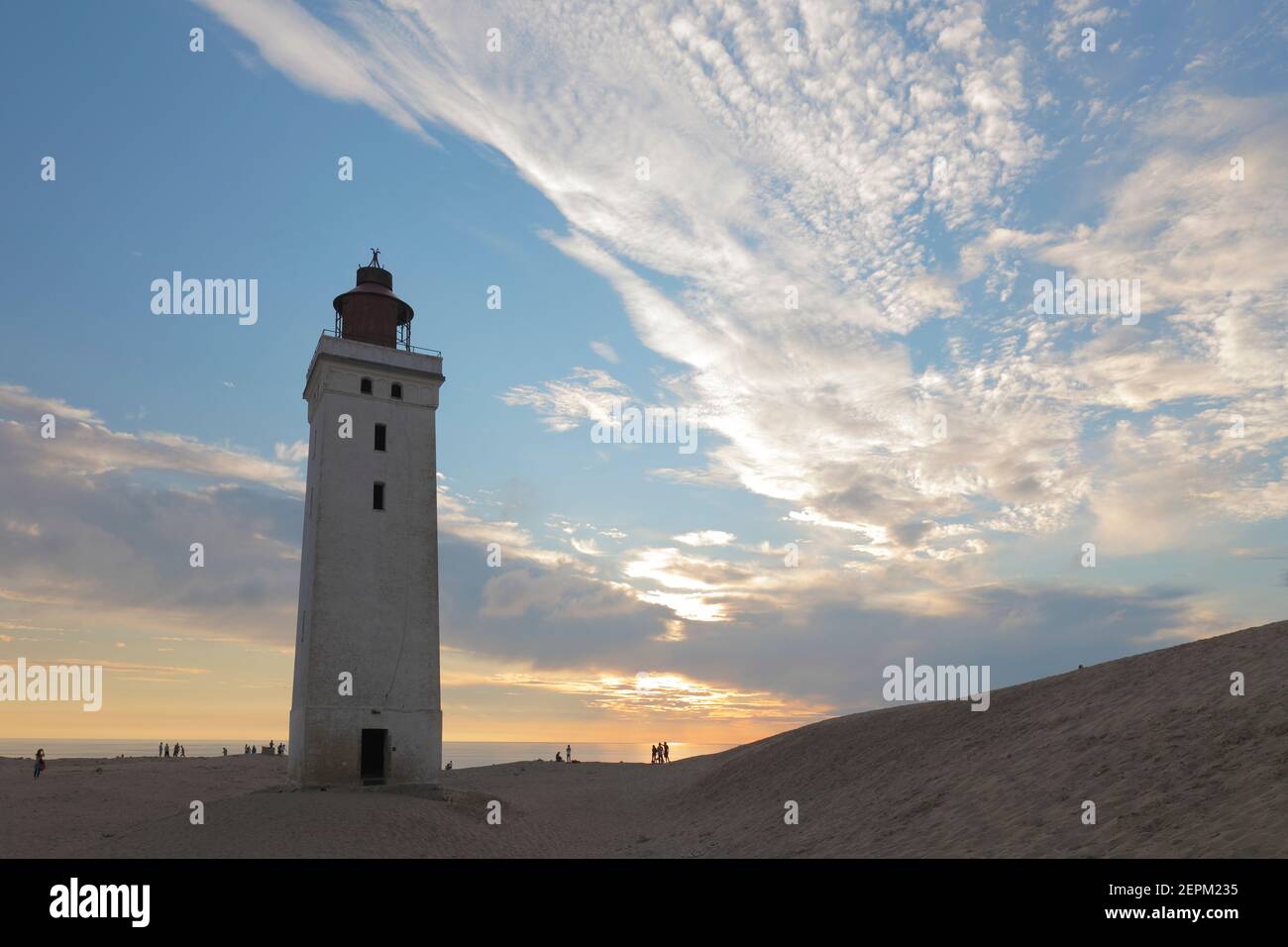 Sonnenuntergang mit flauschigen Wolken (Zirruswolken) am Leuchtturm Rubjerg Knude, Dänemark; Rubjerg Knude Fyr an der Jammerbugten Küste; Dänemark Stockfoto
