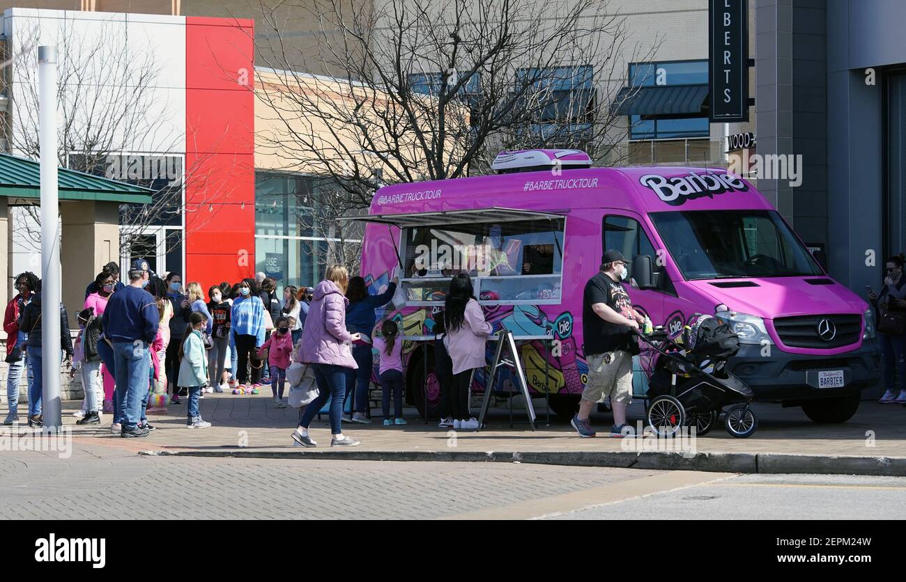 Des Peres, Usa. Februar 2021, 27th. Kunden stehen um West County Mall herum, um am Samstag, den 27. Februar 2021, Artikel zum Verkauf im pinken Barbie Pop-up-Truck in des Peres, Missouri, zu kaufen. Die Barbie Totally Throwback Tour startete im Herbst 2019 in Los Angeles und feiert den 60th. Geburtstag der Kultpuppe mit einer landesweiten Tour. Foto von Bill Greenblatt/UPI Kredit: UPI/Alamy Live News Stockfoto