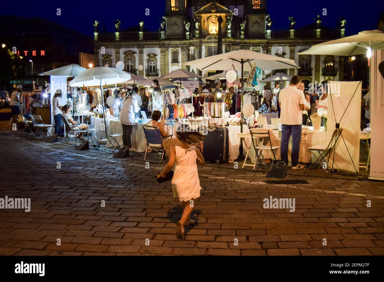 Kleines Mädchen läuft in der Stadt Braga in Portugal, Nachtleben der besten europäischen Stadt Ziel Stockfoto