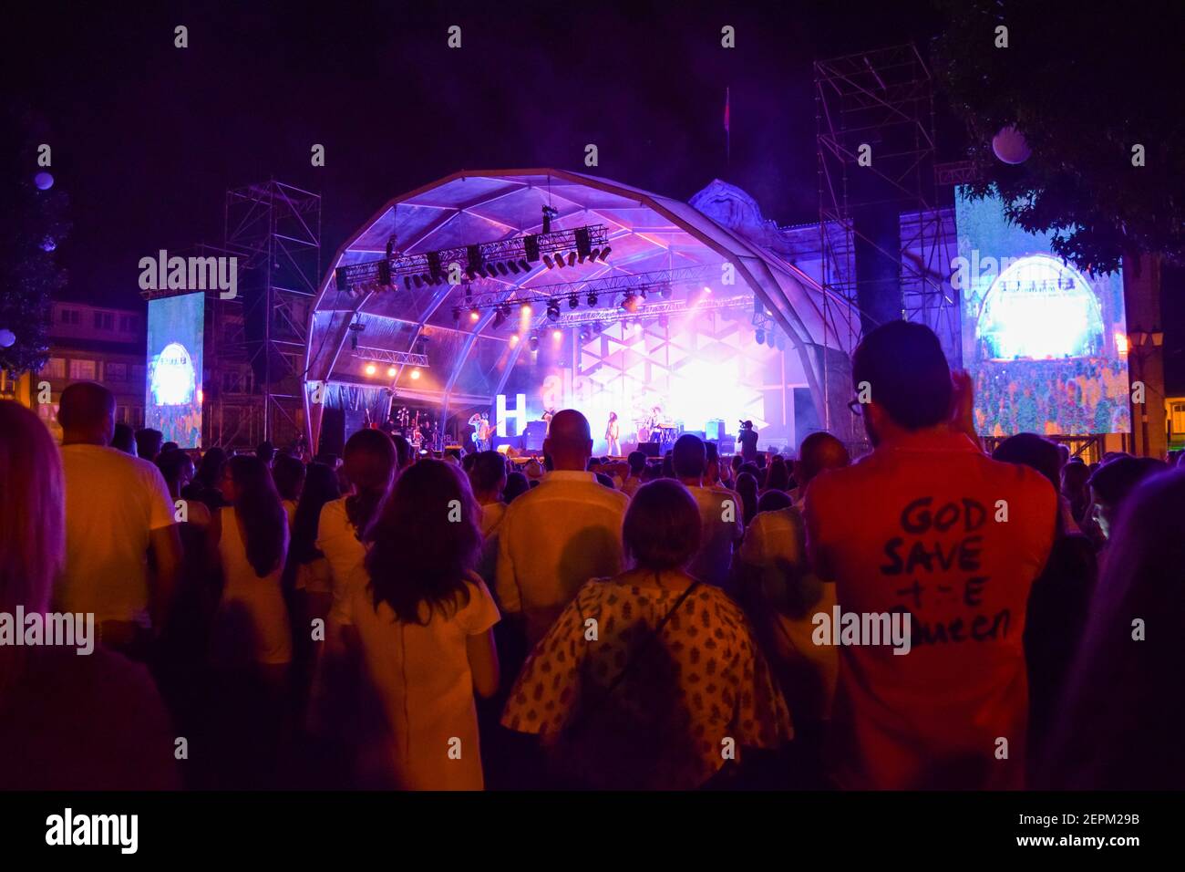 Gott retten die Königin T-Shirt in überfüllten Musik-Performance Stockfoto