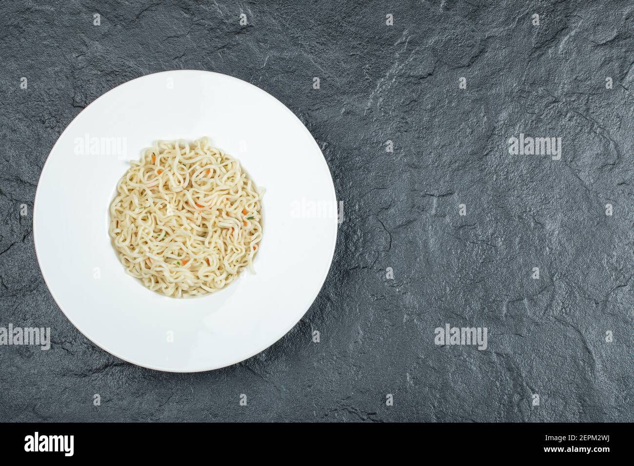 Ein weißer Teller voller leckerer Nudeln Stockfoto