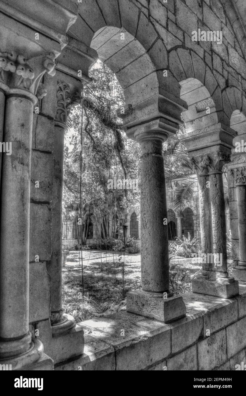 Die Klöster des 12th. Jahrhunderts alten spanischen Monastery of St. Bernard de Clairvaux nach North Miami, Florida verlegt. Stockfoto