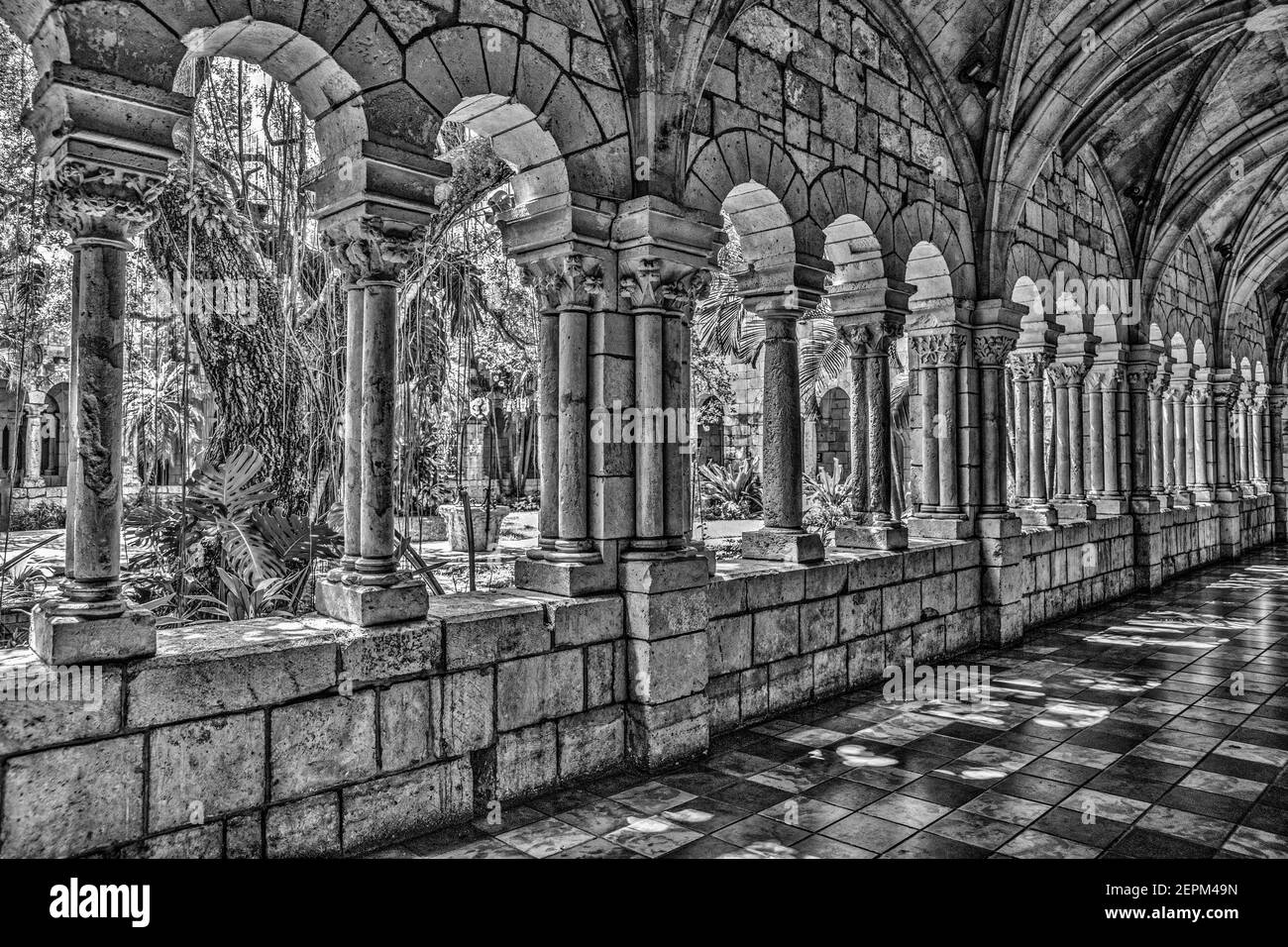 Die Klöster des 12th. Jahrhunderts alten spanischen Monastery of St. Bernard de Clairvaux nach North Miami, Florida verlegt. Stockfoto