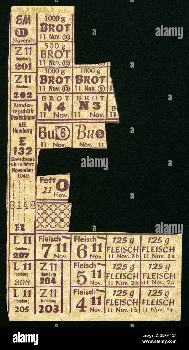 Europa, Deutschland, Hamburg, Zeit nach dem 2. Weltkrieg, Rationierungskarte für Fleisch, Fett und Brot für Erwachsene ab 16 Jahre, November 1949 , Größe : 9,3 cm x 16,7 cm, Motiv nur für wissenschaftliche oder journalistische Zwecke, Rechte werden nicht vertreten./ Europa, Deutschland, Hamburg, Zeit nach dem 2. Weltkrieg, Rationskarte für Brot, Fett und Fleisch, für Personen ab 16 Jahren, Größe: 9,3 cm x 16,7 cm, Bild nur für journalistische oder akademische Zwecke, es gibt keine Rechte. Stockfoto