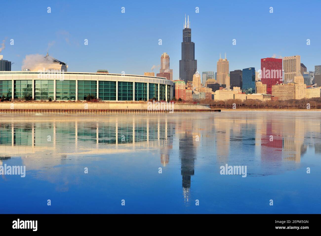 Chicago, Illinois, USA. Ein kalter Wintermorgen bietet Gelegenheit für einen Teil des Chicagoer Seeufer und der Skyline, um über einen gefrorenen Hafen zu reflektieren. Stockfoto