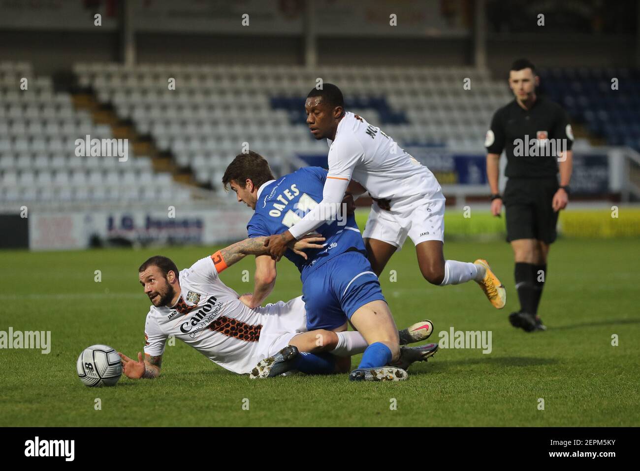 HARTLEPOOL, ENGLAND. FEB 27th Hartlepool United's Rhys Oates kämpft während des Vanarama National League Spiels zwischen Hartlepool United und Barnett im Victoria Park, Hartlepool am Samstag, 27th. Februar 2021, um den Besitz mit Barnett's James Dunne (L) und Alexander McQueen. (Kredit: Mark Fletcher, Mi News) Kredit: MI Nachrichten & Sport /Alamy Live Nachrichten Stockfoto