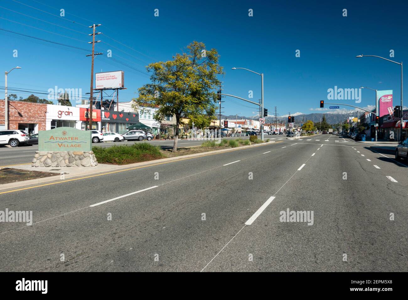 Blick auf den Glendale Boulevard in der Innenstadt von Atwater Village Nachbarschaft in Los Angeles unter blauem Himmel Stockfoto