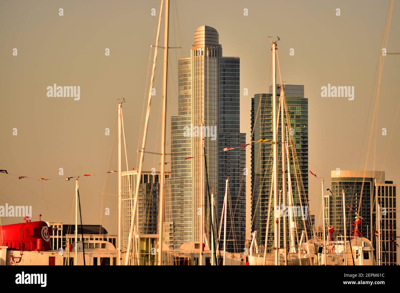 Chicago, Illinois, USA. Gefiltert von Masten von Booten in DuSable Hafen und sonnen im frühen Morgenlicht ist ein Museum Park. Stockfoto