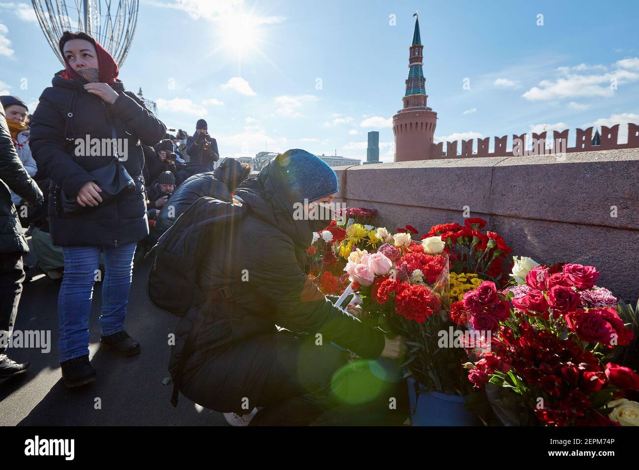 Moskau, Russland. Februar 2021, 27th. Eine Frau, die während der Gedenkfeier Blumen legt. Mehr als 10 Tausend Menschen nahmen am Gedenken an Boris Nemzow am sechsten Jahrestag der Ermordung des Politikers Teil. Unter ihnen sind der ehemalige Ministerpräsident Michail Kasjanow, die Politiker Ilja Jaschin, Dmitri Gudkow, Grigori Jawlinski und Julia Galyamina, die politischen Gefangenen Konstantin Kotow und Anna Pawlikowa und Julia Nawalnaja. Kredit: SOPA Images Limited/Alamy Live Nachrichten Stockfoto