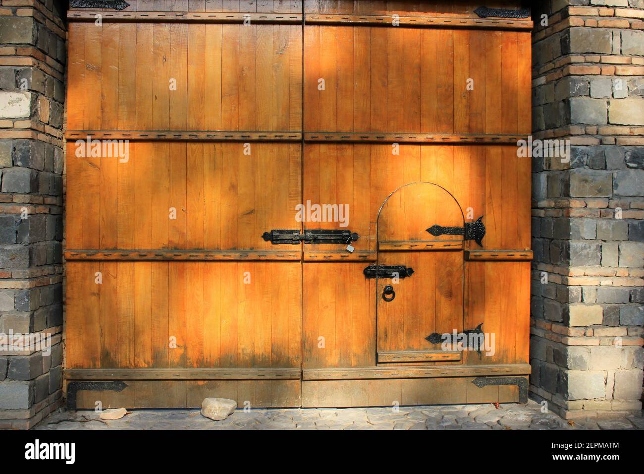 Sheki City. Aserbaidschan. 08.25.2019 Jahre. Schönes Tor auf dem Territorium des Khan's Palace. Stockfoto