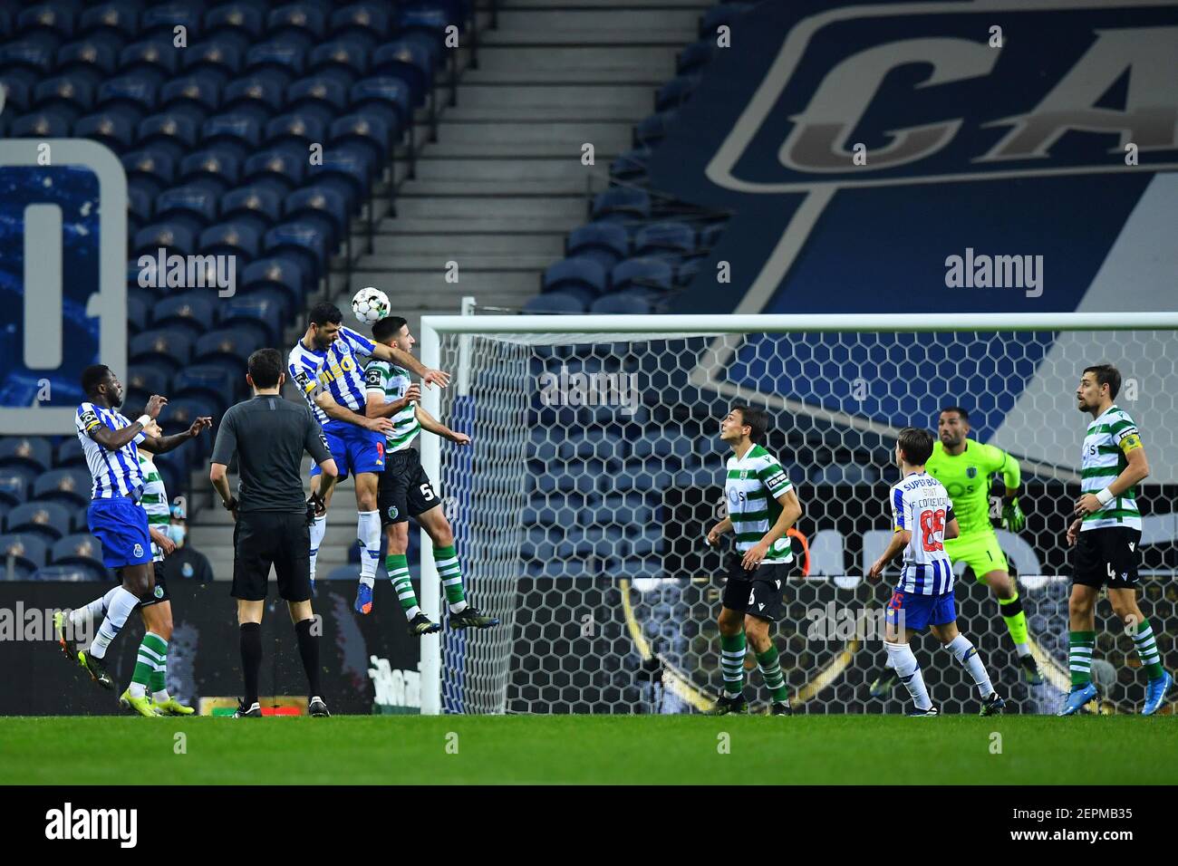 Mehdi Taremi do Porto disputa o lance com Gon&#XE7;alo Inácio do Sporting durante a partida entre Porto e Sporting, pela 21&#xaa; rodada do Campeonato tib#xea;s 2020/2021, no Estádio do Drag&#XE3;o neste sábado 27. Stockfoto