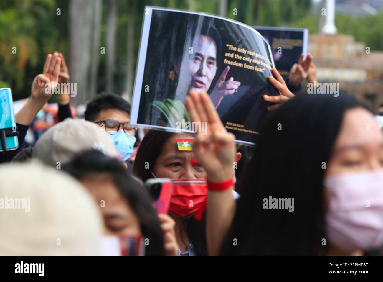 Taipei, Taipei, Taiwan. Februar 2021, 28th. Berner Anhänger der Nationalen Liga für Demokratie halten während eines marsches Zeichen von Aung San Sui Kyi ab, um gegen den anhaltenden Militärputsch in Myanmar zu protestieren und die Freilassung der Zivilführerin Aung San Suu Kyi an der Nationalen Universität Taiwan zu fordern. Der marsch, so der Organisator, zielt darauf ab, in Solidarität mit den Demonstranten zu stehen, die während der militärischen Razzien in Myanmar verletzt und begraben wurden, und mehr internationale Aufmerksamkeit für die Situation des Putsches zu fordern, der Anfang Februar stattfand (Foto: © Daniel CE Stockfoto