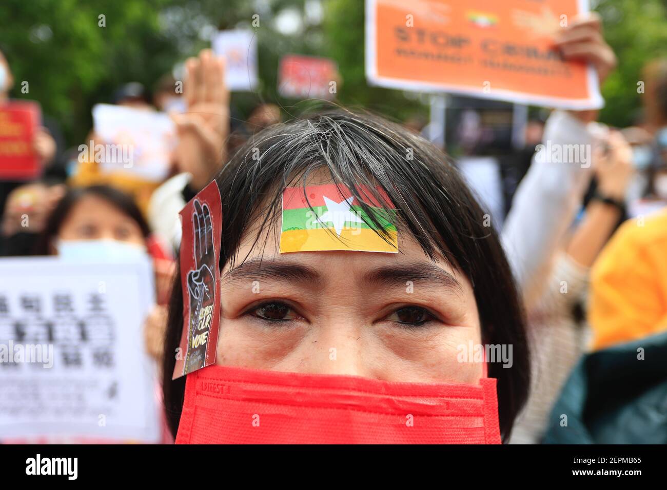 28. Februar 2021, Taipei, Taipei, Taiwan: Berner Unterstützer der Nationalen Liga für Demokratie in Aktion während eines protestmarsches gegen den anhaltenden Militärputsch in Myanmar und die Freilassung der Zivilführerin Aung San Suu Kyi an der Nationalen Universität Taiwan. Der marsch, so der Organisator, zielt darauf ab, in Solidarität mit den Demonstranten zu stehen, die während der militärischen Razzien in Myanmar verletzt und begraben wurden, und mehr internationale Aufmerksamkeit für die Situation des Putsches zu fordern, der Anfang Februar stattfand (Foto: © Daniel Ceng Shou-Yi/ZUMA Wire) Stockfoto