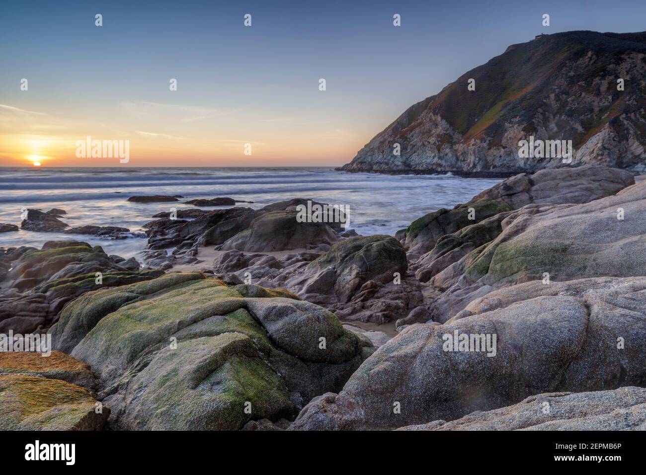 Winter Sonnenuntergang über Grey Whale Cove State Beach Stockfoto