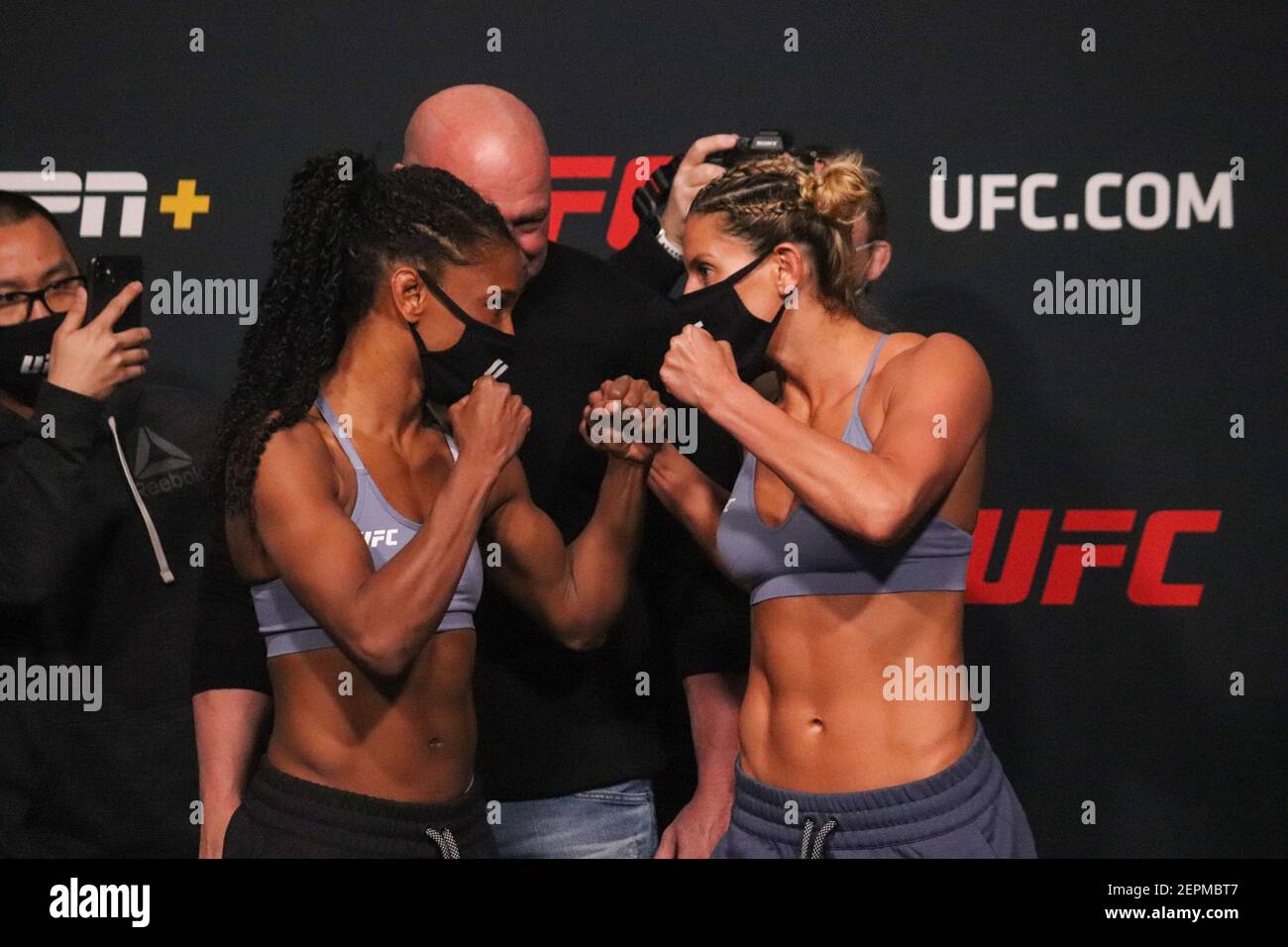 26. Februar 2021: Las Vegas, NV - 26. Februar: Angela Hill und Ashley Yoder stellen sich während der UFC Fight Night Rozenstruik gegen Gane beim UFC Apex am 26. Februar 2021 in Las Vegas, Nevada, USA, vor. Quelle: Diego Ribas/PX Imagens/ZUMA Wire/Alamy Live News Stockfoto