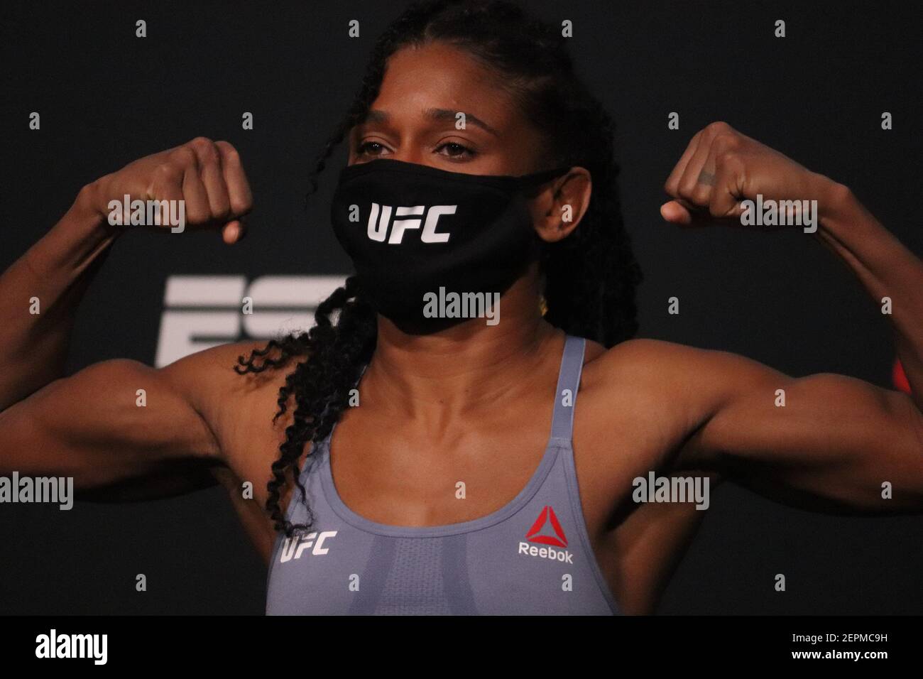 26. Februar 2021: LAS VEGAS, NV - 26. Februar: Angela Hill posiert auf der Skala während der UFC-Kampfnacht Rozenstruik gegen Gane: Wiegen bei UFC Apex am 26. Februar 2021 in Las Vegas, Nevada, USA. Quelle: Diego Ribas/PX Imagens/ZUMA Wire/Alamy Live News Stockfoto