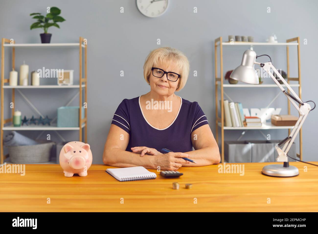 Lächelnd reife Frau Buchhalter Blick auf Kamera während Online-Meeting Stockfoto