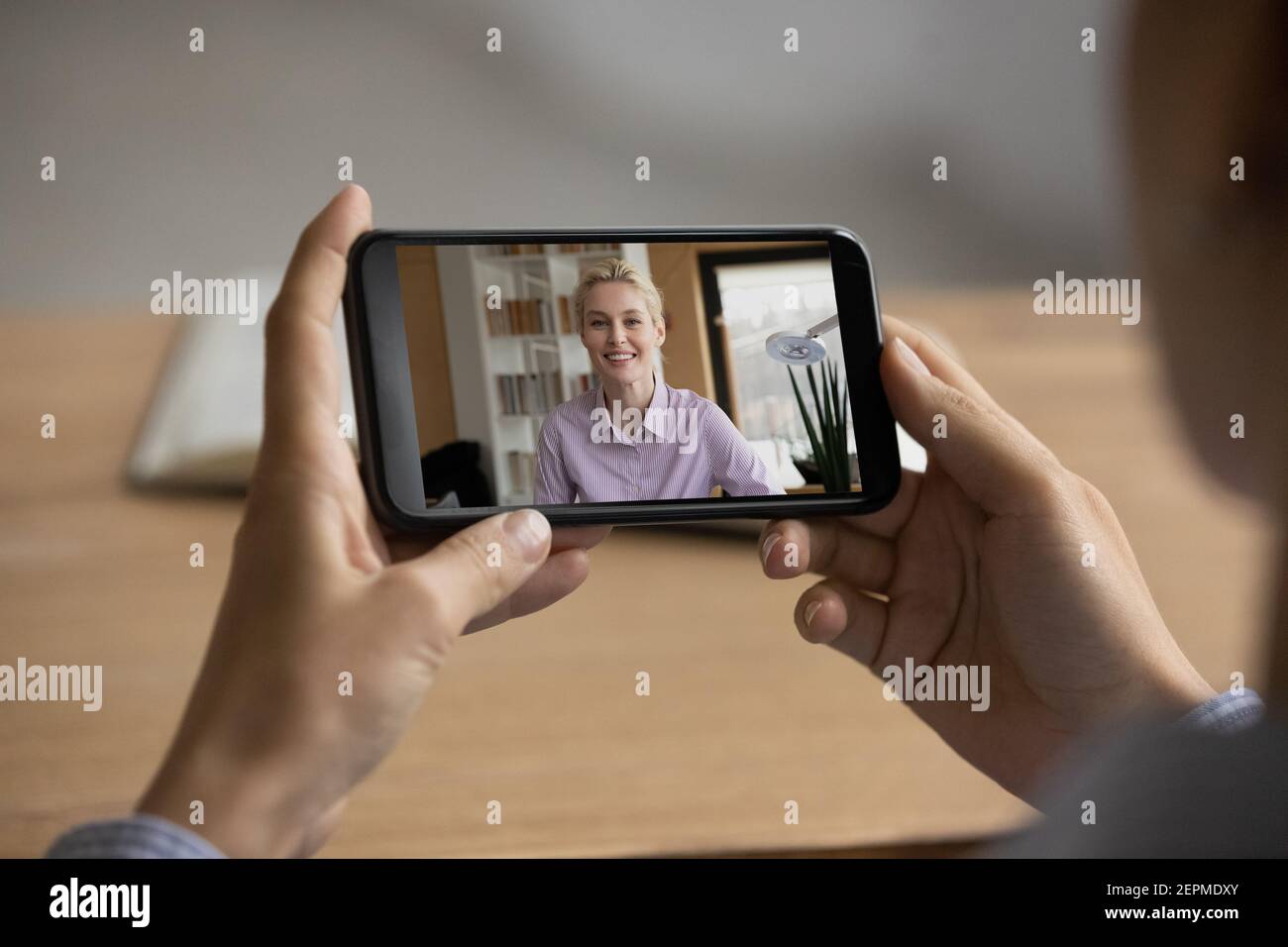 Nahaufnahme einer Frau, die mit einem Freund in einem Videoanruf spricht Stockfoto