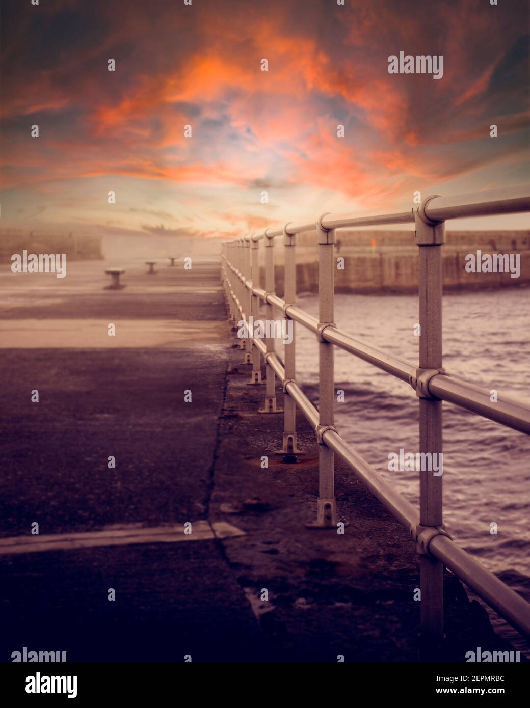 Skinningrove Pier mitten im Sonnenuntergang Stockfoto