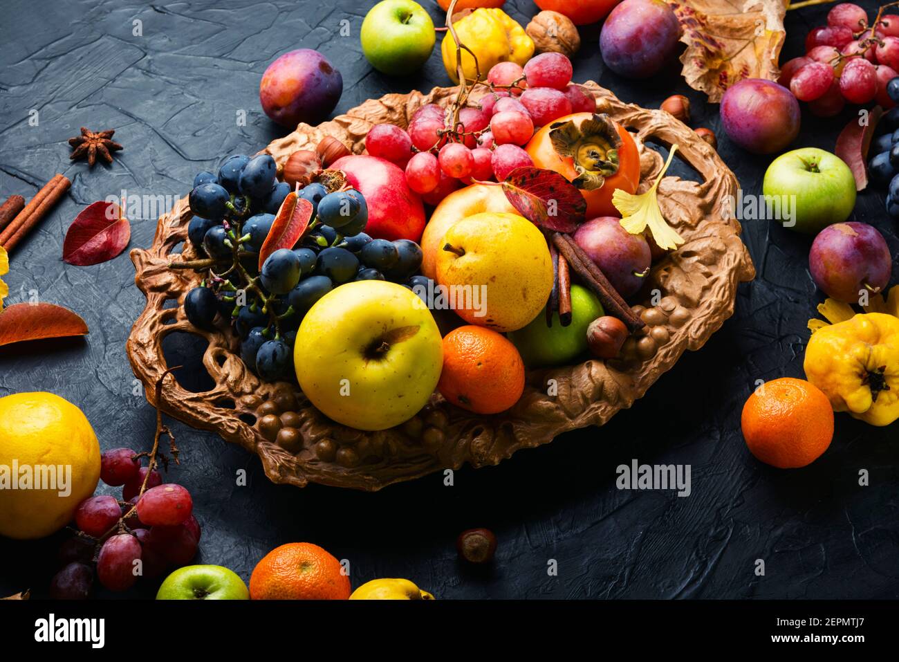 Set von Früchten, Trauben und Nüssen.Herbst Essen Stillleben mit Saison Früchte Stockfoto