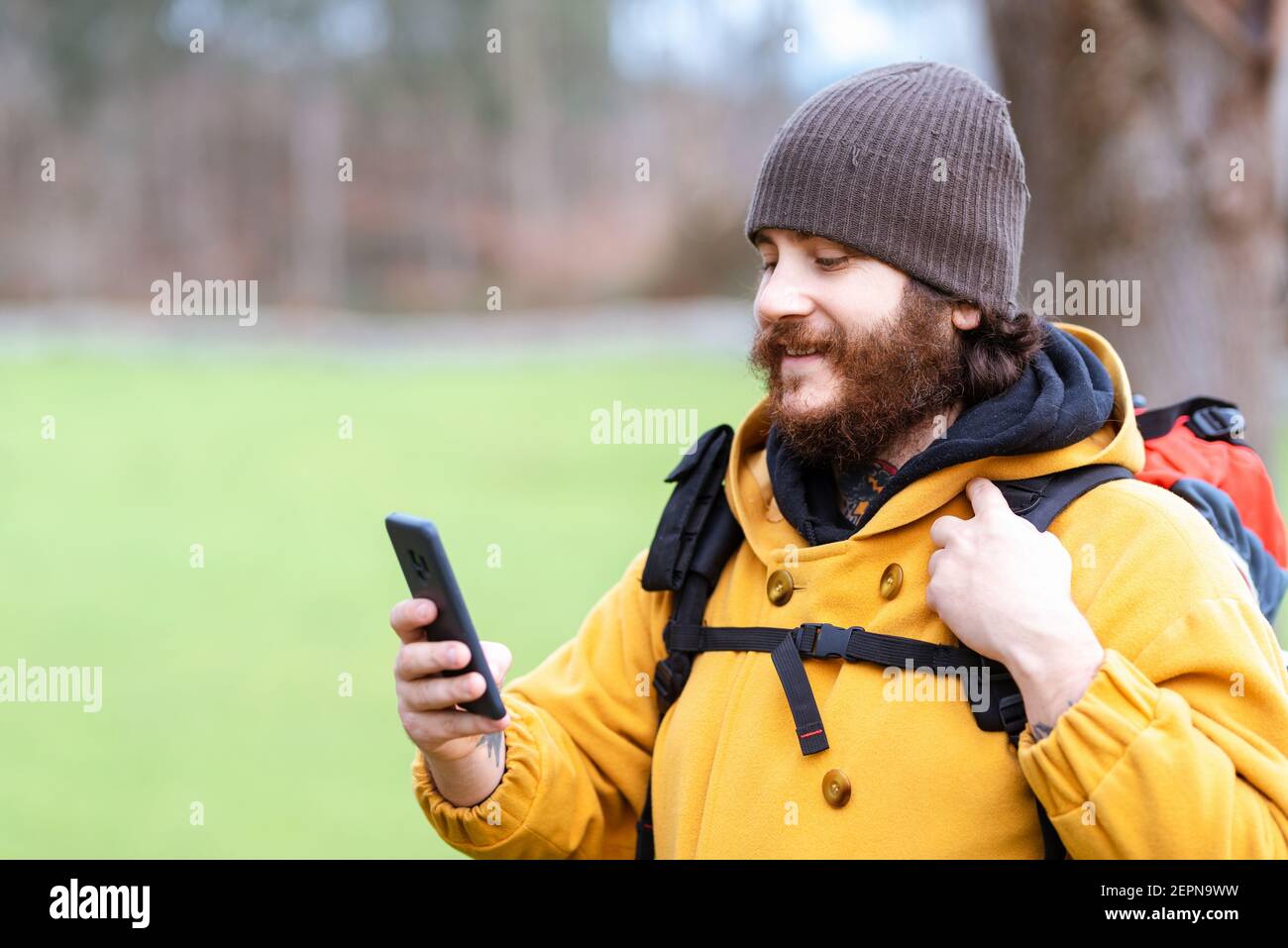 Cropped unkenntlich Hipster weiblich in warmen Denim-Outfit und Hut stehen mit Fahrrad auf der Straße Stockfoto