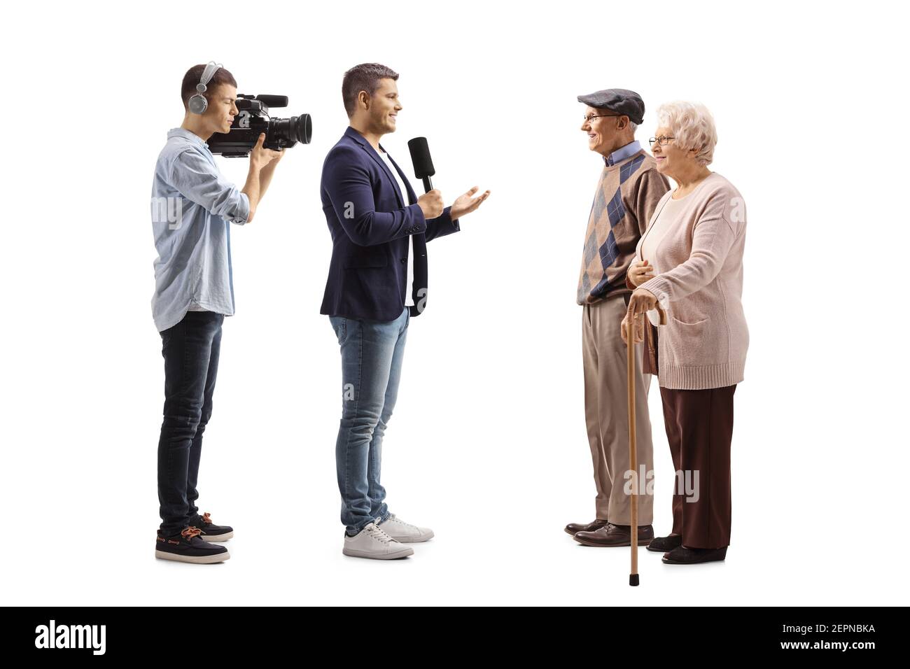 Kamerman und ein Reporter interviewten ein älteres Paar isoliert auf Weißer Hintergrund Stockfoto