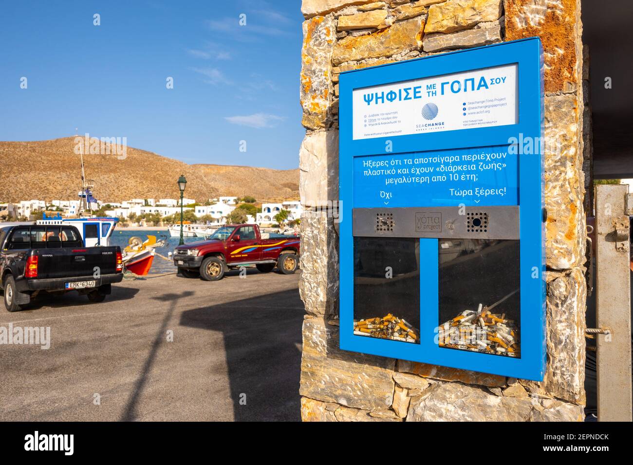 Folegandros, Griechenland - 26. September 2020: An der Straße montierter Aschenbecher, gefüllt mit Zigarettenkippen im Hafen von Folegandros. Griechenland Stockfoto