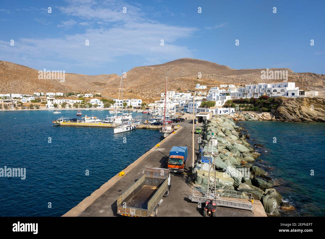 Folegandros, Griechenland - 26. September 2020: Karavostasi, der Haupthafen von Folegandros, Kykladen-Inseln, Griechenland Stockfoto