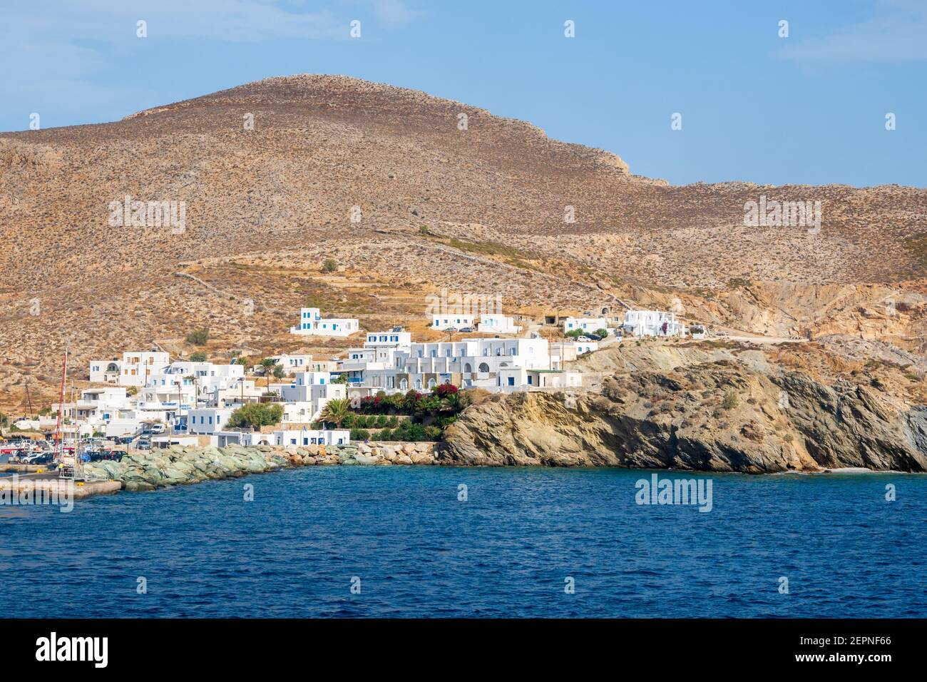 Folegandros, Griechenland - 26. September 2020: Küste der Insel Folegandros. Kleine Insel zwischen Paros und Santorini. Kykladen, Griechenland Stockfoto