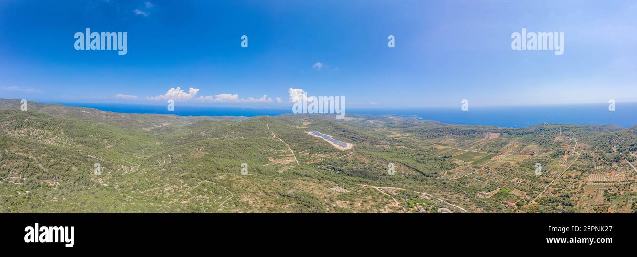 Luftpanorama Ansicht der Insel Vis Adriaküste Horizont in der Nähe Zena Glava Dorf in Kroatien Sommer Stockfoto