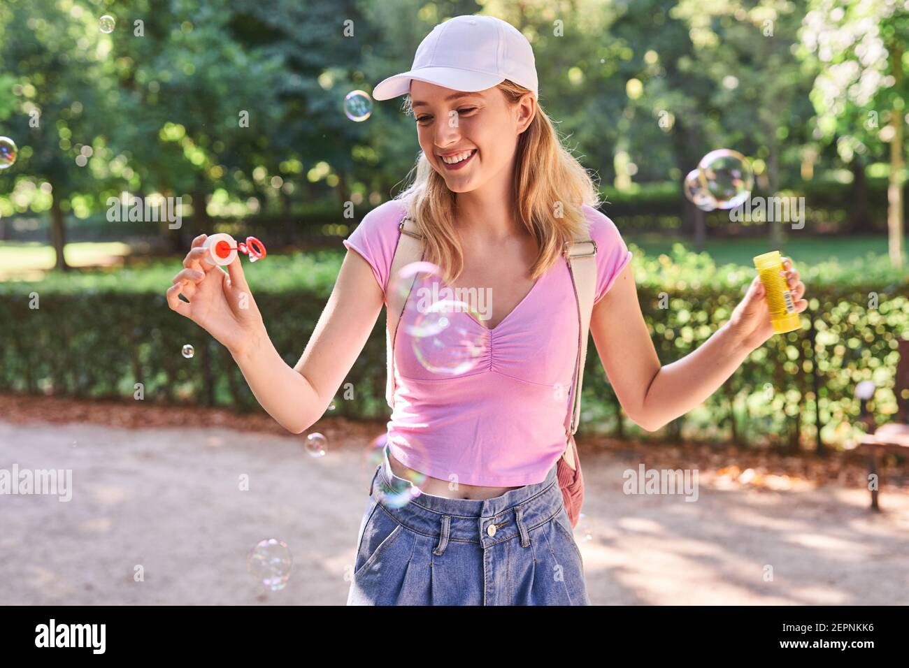 Sorglose Teenager-Frau Blasen blasen, während sonnigen Tag in verbringen Grüner Park in Madrid Stockfoto