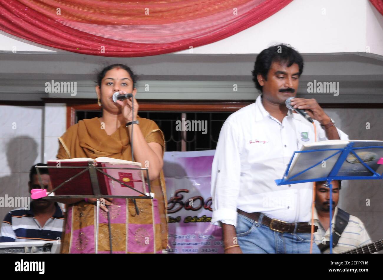 Sänger auf der Bühne während einer Hochzeitsfeier in Süd Indien Stockfoto