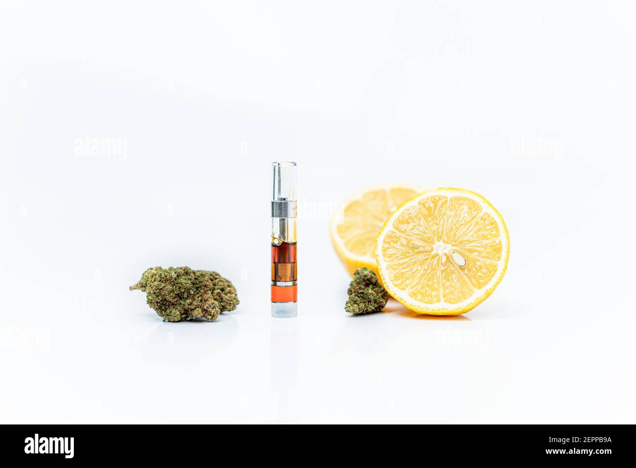 Cannabis vape Patrone und Zitronen auf weißem Hintergrund. Limonen-Terpene-Konzept. Stockfoto